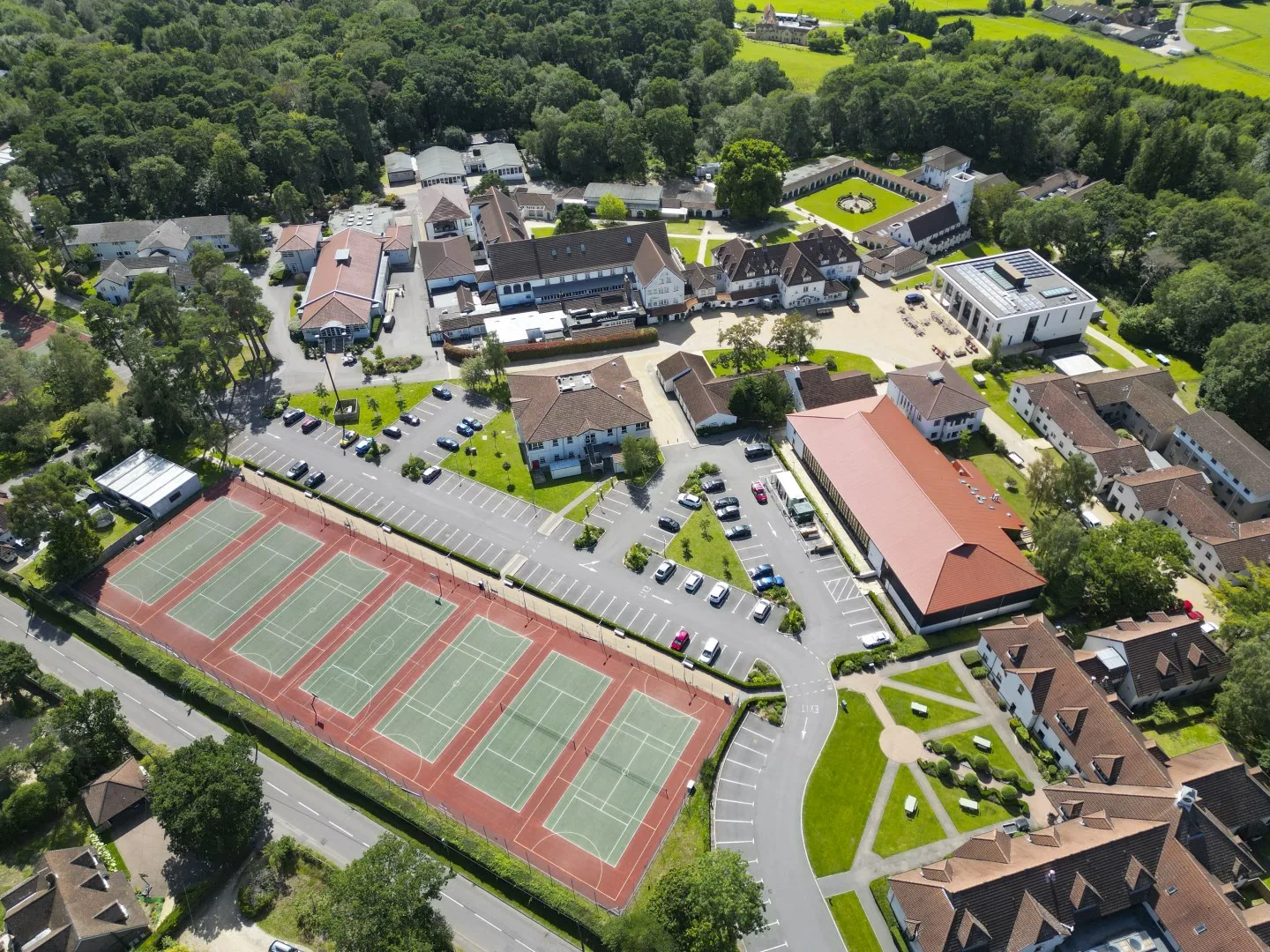 Kings Summer Downe House School yaz okulu görseli 1